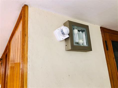Suzec 180-Degree Automatic Wall-Mount PIR Motion Switch with Light ...