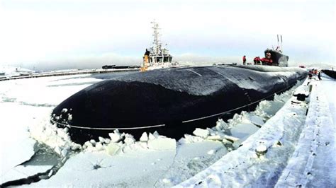俄强势“秀肌肉”，3艘核潜艇同时破冰上浮，48枚核弹瞄准北约_腾讯新闻