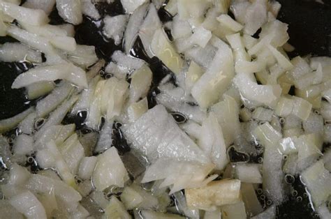 Profesionalni kuhari samo ovako dinstaju luk: Brzo je gotov, a puno je ...