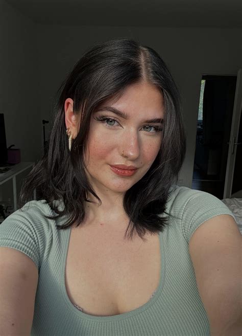 even in a laid back outfit am I still your definition of pretty : r ...