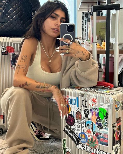 Mia Khalifa se sumó a la tendencia y posó con un vestido transparente y ...