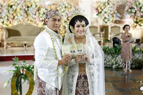 Shinta Bachir Resmi Jadi Istri Indra Kristianto, Mas Kawinnya 10 Gram Emas dan Uang 1.232.023 ... - what are bayu riri and santi discussing