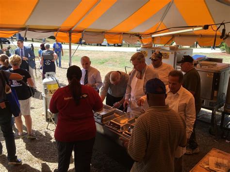 [2016-09-17] Reed Serves Lunch to Local Homeless Veterans During 24th...