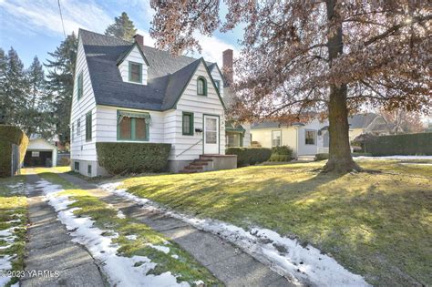 House for sale in Yakima: 219 N 23rd Ave, Yakima, WA 98902