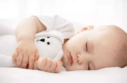 月子婴儿正确睡姿是什么，新生儿最佳睡觉姿势图解 - 妈妈育儿网