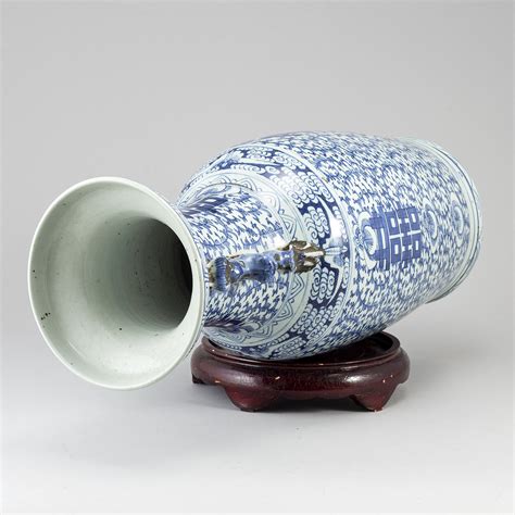 A large blue and white floor vase, Qing dynasty, early 20th century ...