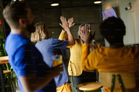 Group of People Standing 的图像结果