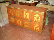 credenza tibetana antica credenza tibetana con 8 ante decorata con il mantra credenza tibetana antica credenza tibetana con 8 ante decorata con il mantra