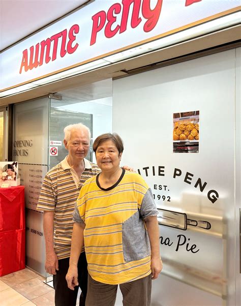 Dona Manis Cake Shop Vs Auntie Peng Banana Pie - Which One Is Better ...