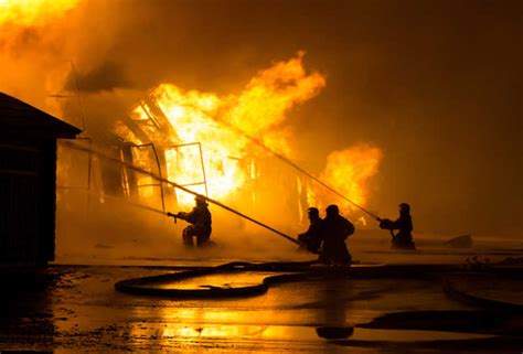 消防员图片-火灾现场工作的消防员们素材-高清图片-摄影照片-寻图免费打包下载