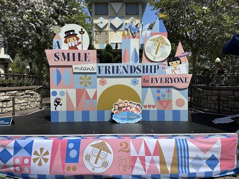 New “it’s a small world” Photo Op Appears At Disneyland - LaughingPlace.com