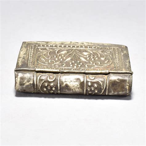 Indianshelf Brass Floral Geometric Embossed Cigarette Box Gold Finish