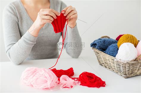 人们针线活的女人用针红纱编的手女人用针纱线编高清图片下载-正版图片300396999-摄图网