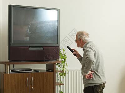 生活小贴士：适合老年人的看电视方式！_大豫网_腾讯网