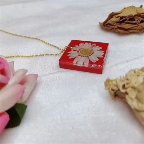 Shop Customized Resin Pendant With Preserved Real Daisy Online ...