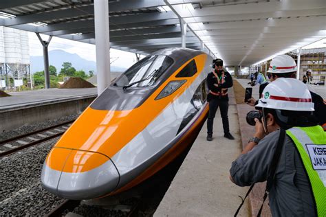 13 images of Time-lapse photography of speeding high-speed trains by ...