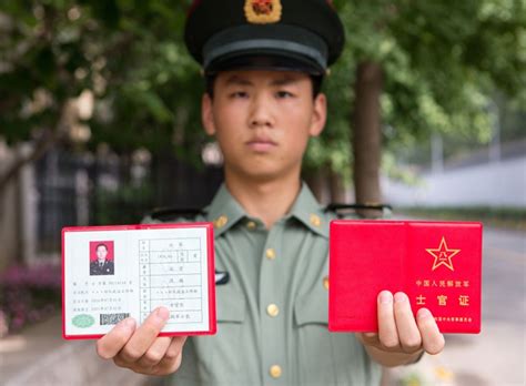 证件照一般什么颜色 证件照标准红色参数-证照之星中文版官网