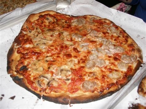 Frank Pepe Pizzeria Napoletana: A New Haven Pizza Legend