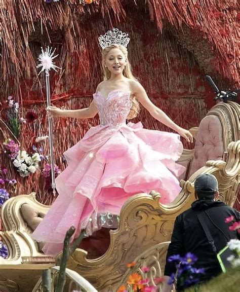 영화 위키드 글린다역 아리아나 그란데 사진 공개 - 인스티즈(instiz) 인티포털 카테고리