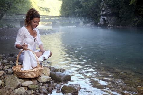 女人梦见在河里洗衣服是什么意思 梦见在河里洗衣服预兆什么 - 万年历