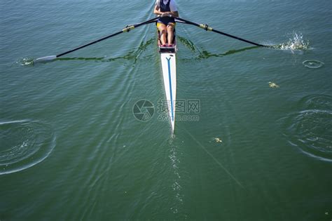 积极的一名女孩在水上乘船划海旅行高清图片下载-正版图片307715440-摄图网