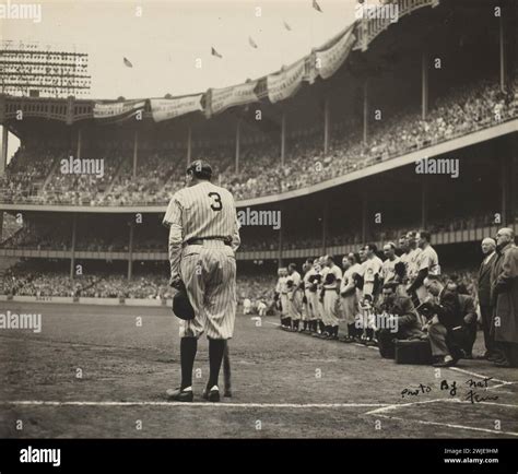 Babe Ruth, 1948 – legendäres Sportfoto „The Babe Bows Out“ von Nat Fein ...