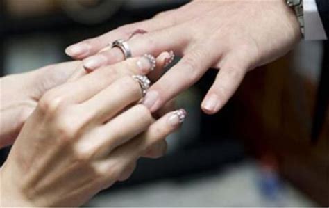 右手中指戴戒指是什么意思 女人自己买戒指的忌讳有哪些_婚戒首饰_婚庆百科_齐家网