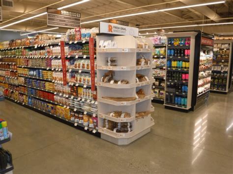 Electronics Store Shelf 的图像结果