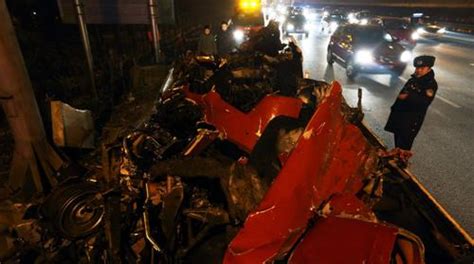 北京一法拉利发生车祸致一死 车身“粉身碎骨”_新闻_腾讯网