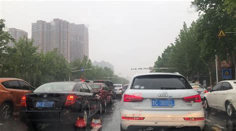 共青团西路雨中积水成河 过往行人通行不便_ 淄博新闻_鲁中网