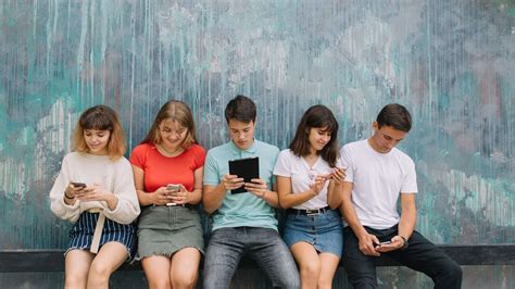 How does social media impact teen mental health - MHM Group