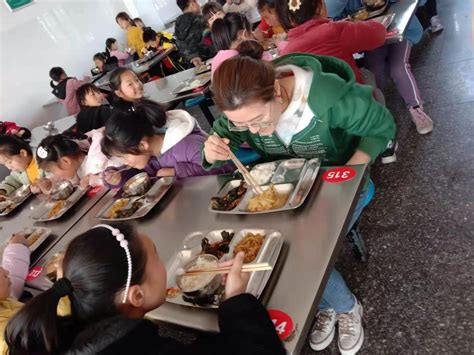 娃们在学校吃“大王餐”！郑州市内九区实现全覆盖，已有34万学生享受午餐供餐服务 - 河南一百度