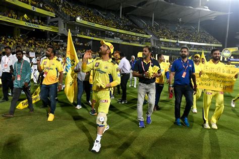 MS Dhoni to undergo tests in Mumbai hospital for knee injury: Reports