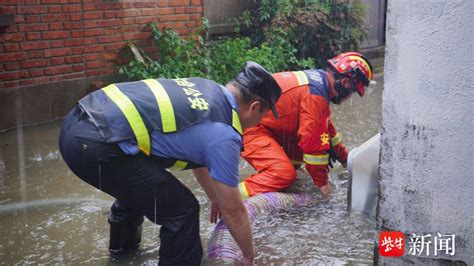 接连暴雨南京六合多处低洼处被淹，民警及时排险情纾困