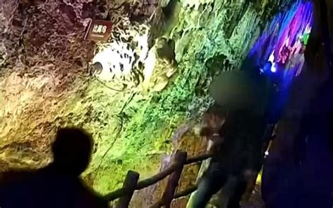 【视频】百万年形成的钟乳石被游客用石头敲下 | 联合早报