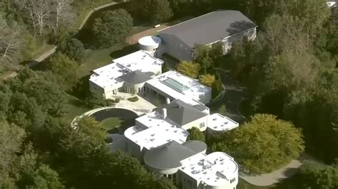 Chicago Bulls legend Michael Jordan's Highland Park mansion officially ...