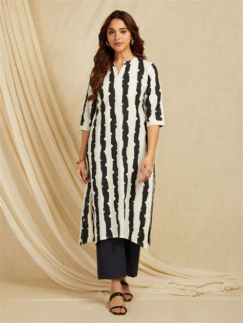 Buy Magenta Polka Dot Hand Block Printed Cotton Slub Kurta with Pants ...