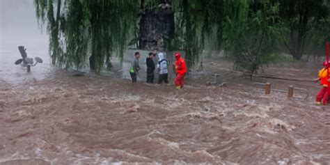 山洪暴发，北京3名男子河中抱树求生！紧急营救！(含视频)_手机新浪网