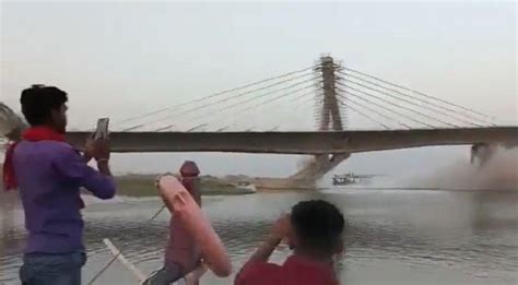 印度耗资百亿卢比的大桥又塌了：大段桥体轰然坠河，民众见状急跑上岸
