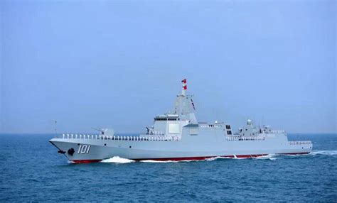 中国052E驱逐舰浮出水面，排水量超过8000吨，比052D颜值更高！_海军的