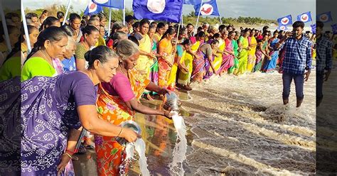 ஆழிப்பேரலையின் கோரச் சுவடுகள்... உயிரிழந்தவர்களுக்கு கடலில் பால் ஊற்றி ...