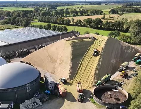Ernte von 50.000 Tonnen: 1.300 Hektar Mais auf einem XXL-Silo ...