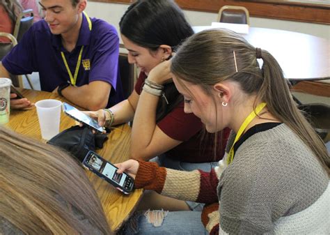 Moms urge Catholic parents to delay kids' smartphone use