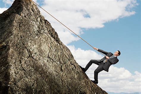 Business People Walking Up Mountain 的图像结果