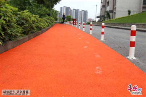 重庆首条无障碍塑胶人行道投入使用[组图]_图片中国_中国网