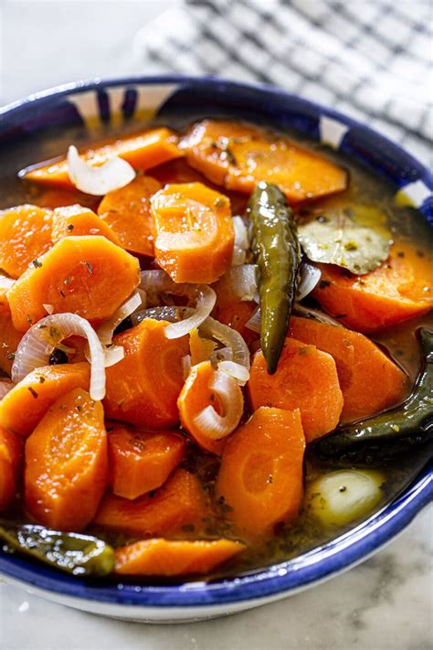 Mexican Pickled Carrots (zanahorias en escabeche)
