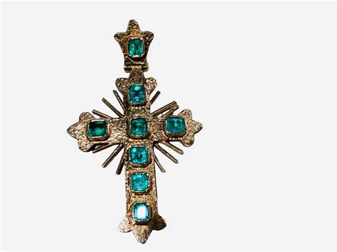 Spanish Colonial Style 18k Gold Emerald Cross Pendant For Sale at 1stDibs