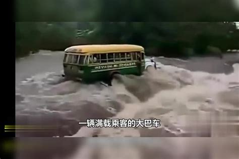 江西暴雨行人被大水冲走，路人大喊：完了完了 遇到洪水如何自救？-千龙网·中国首都网