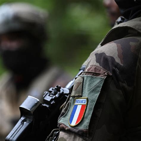 Fransa Senegal'den çekilmeye devam ediyor: Üçüncü askeri üs de terk ...