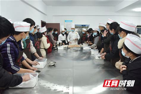 跟着大厨学做菜，“土菜名县”厨师培训助就业_衡东县_湖南频道_红网